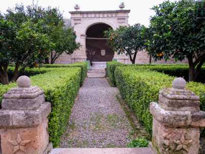 ...e tramite un cancelletto entriamo al particolare ninfeo: un giardino-aranceto cinto da mura ispirato alle residenze dell�antica Roma